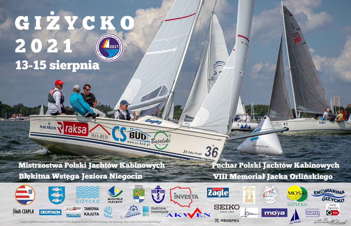 Plakat graficzny zapraszający na Międzynarodowe Mistrzostwa Polski Jachtów Kabinowych - Giżycko 2021. Plakat w całości to zdjęcie żaglówki podczas rejsu. Na plakacie dodatkowo są dodane loga sponsorów.  