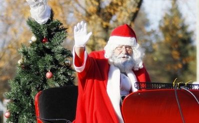Zdjęcie zapraszające na Rotariańską Choinkę 2020 dla Dzieci w Porcie Ekomarina w Giżycku. Na zdjęciu Św. Mikołaj wjeżdżający na saniach podczas zeszłorocznej choinki w Giżycku.