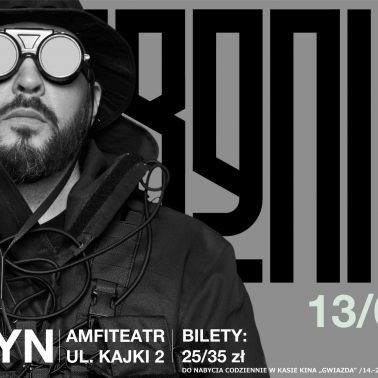 Zdjęcie, plakat zapraszające do Kętrzyna na koncert O.S.T.R. Na plakacie widoczna postać rapera oraz informacja kiedy i gdzie odbędzie się koncert piosenkarza.