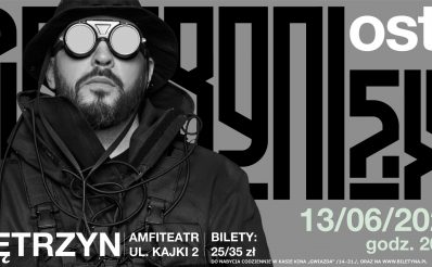 Zdjęcie, plakat zapraszające do Kętrzyna na koncert O.S.T.R. Na plakacie widoczna postać rapera oraz informacja kiedy i gdzie odbędzie się koncert piosenkarza.