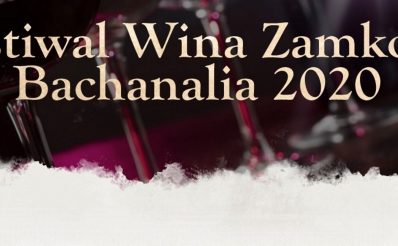 Zdjęcie - plakat zapraszający na zamkowe Bachanalia w Rynie. W tle na zdjęciu kieliszki z winem oraz napis o Festiwalu Wina Zamkowego Bachanalia 2020.