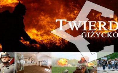 Plakat zapraszający do Giżycka na 7. edycję Noc Muzeów w Twierdzy Boyen 2020. Na plakacie zdjęcia z wnętrza Twierdzy Boyen oraz dwa zdjęcia przedstawiające bitewne inscenizacje.