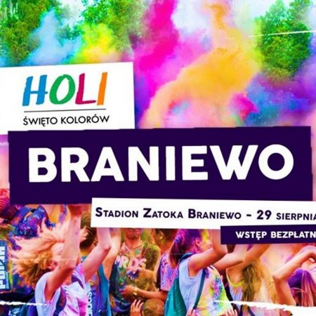 Plakat graficzny zapraszający do Braniewa na imprezę Holi Święto Kolorów - Braniewo 2020, Na plakacie zdjęcie bawiącej się publiczności a nad nimi chmura wielokolorowych proszków.  