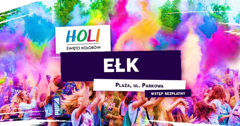 Plakat graficzny zapraszający do Ełku na imprezę Holi Święto Kolorów - Ełk 2020, Na plakacie zdjęcie bawiącej się publiczności a nad nimi chmura wielokolorowych proszków.  