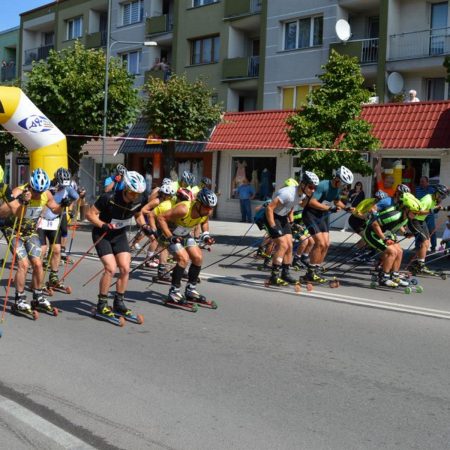 Zdjęcie zawodników na rolkach i nartorolkach, rozpoczynających na ulicach miasta Gołdapi start Letniego Biegu Jaćwongów.      