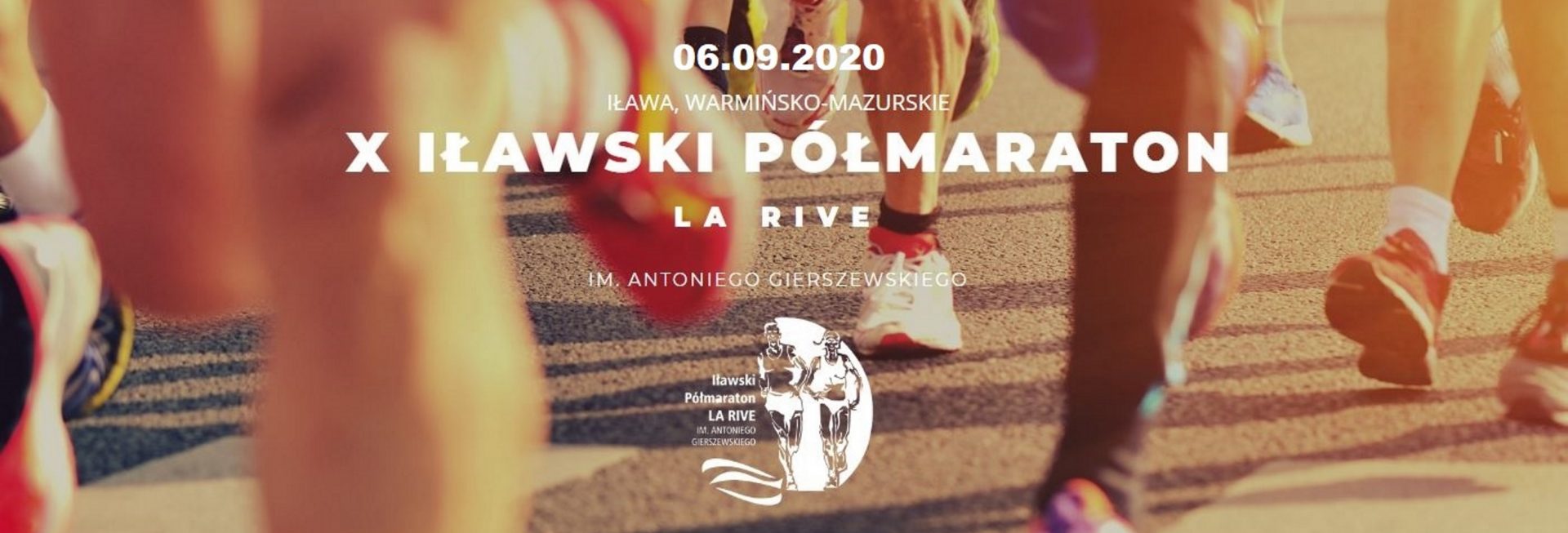 Plakat zapraszający do Iławy na X Iławski Półmaraton La Rive - Iława 2020. Plakat to zdjęcie nóg biegaczy podczas biegu. Dodatkowo na plakacie logo imprezy oraz napis tytułowy imprezy.