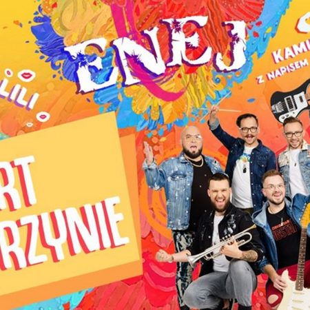 Plakat zapraszający 15 sierpnia 2020 r. do Kętrzyna na koncert zespołu Enej - Kętrzyn 2020. Na plakacie zdjęcie zespołu na tle kolorowego tła na którym wypisane są tytuły największych przebojów zespołu.   