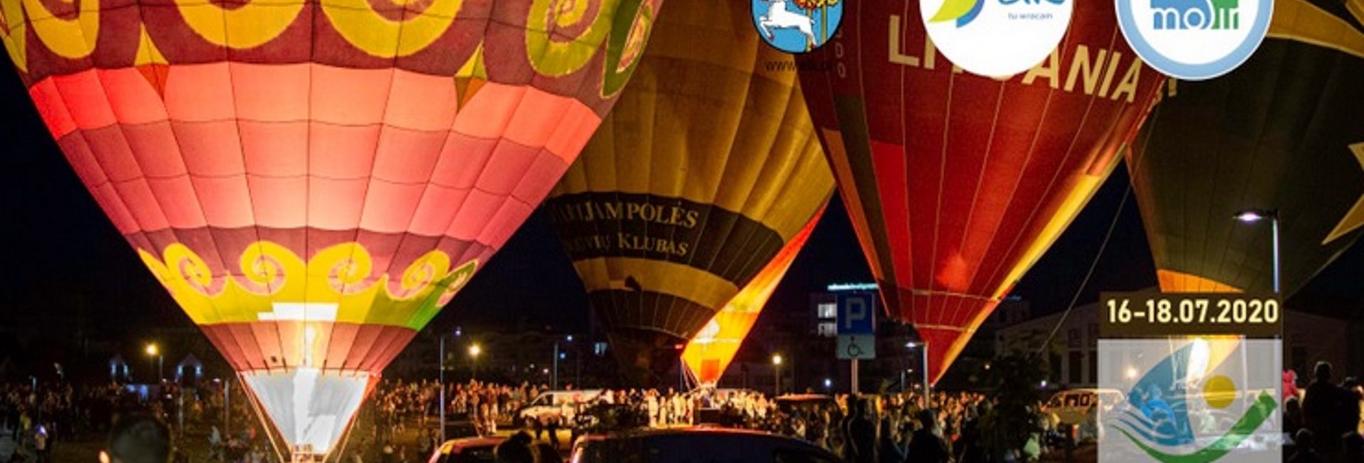 Zdjęcie przedstawia balony przygotowane do wylotupodczas imprezy nocnej w Ełku. 