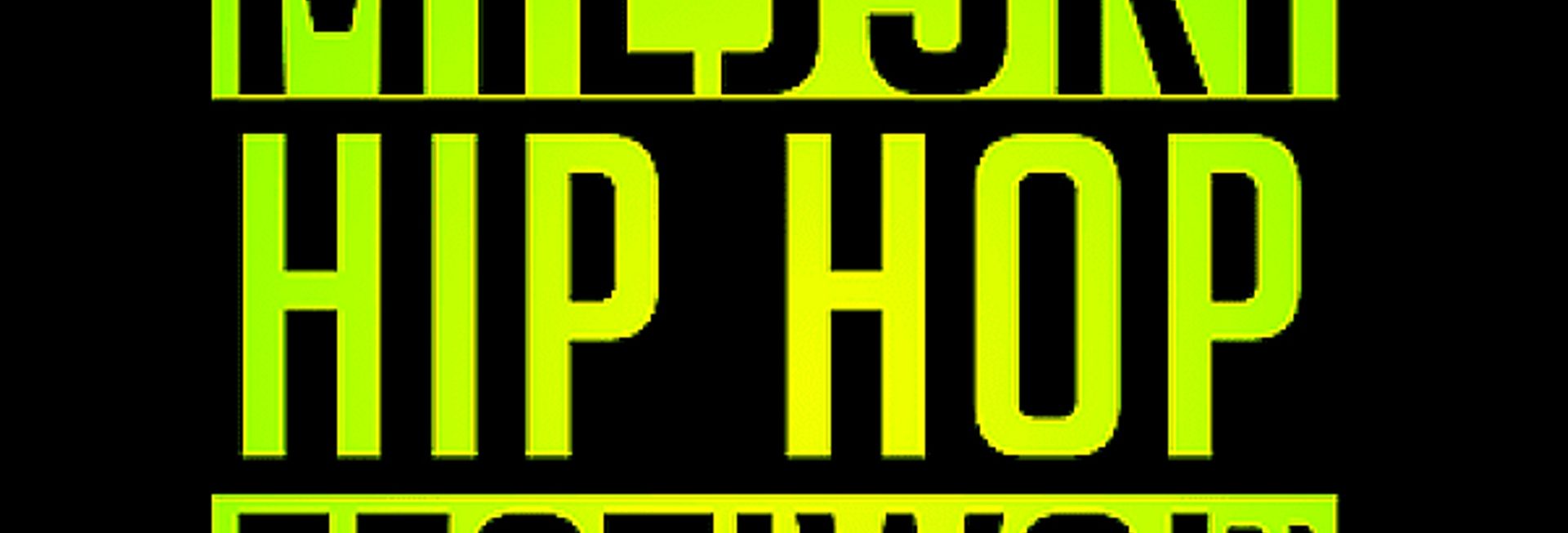 Plakat zapraszający do Giżycka na Miejski Hip Hop Festiwal - Giżycko 2020. Cały plakat w czarnym tle z napisem na zielonym tle Miejski Hip Hop Festiwal 2020. 