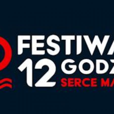 Plakat graficzny zapraszający do Mrągowa na "Festiwal 12 Godzin Serce Mazur". Na plakacie napisy na czarnym tle.   
