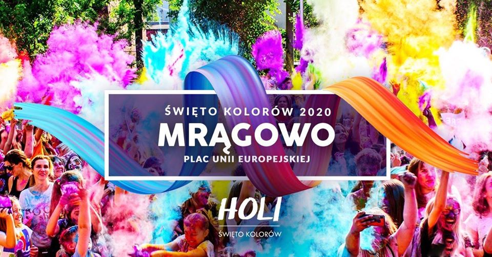 Plakat graficzny zapraszający do Mrągowa na imprezę Holi Święto Kolorów - Mrągowo 2020, Na plakacie zdjęcie bawiącej się publiczności a nad nimi chmura wielokolorowych proszków.  