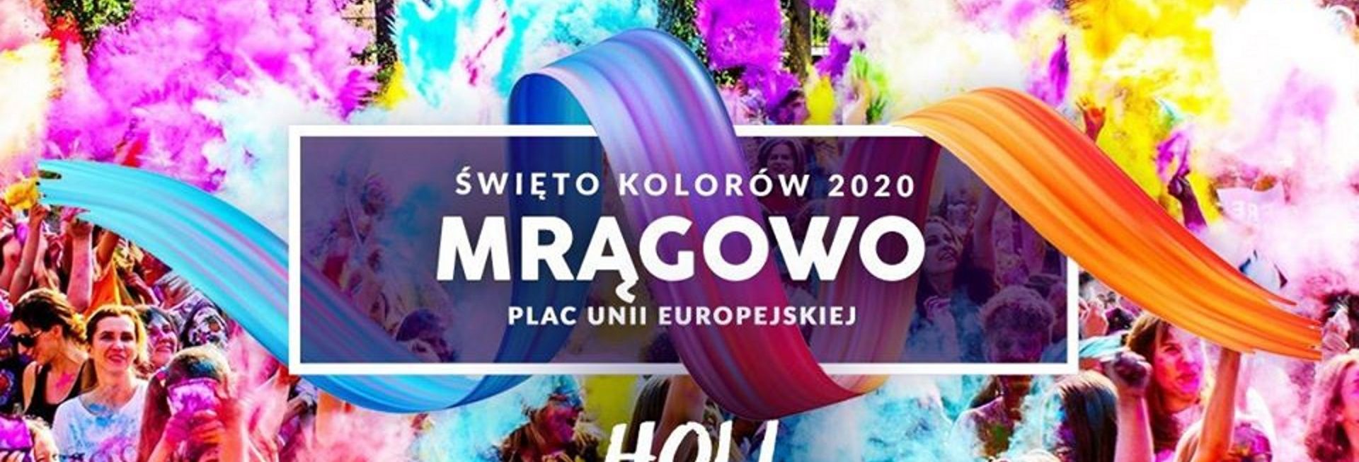 Plakat graficzny zapraszający do Mrągowa na imprezę Holi Święto Kolorów - Mrągowo 2020, Na plakacie zdjęcie bawiącej się publiczności a nad nimi chmura wielokolorowych proszków.  