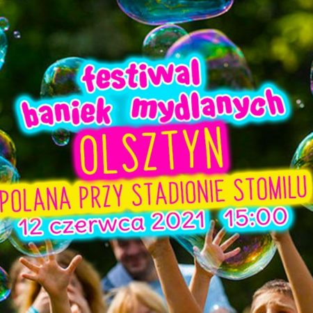 Plakat zapraszający do Olsztyna na imprezę Festiwal Baniek Mydlanych - Olsztyn 2021. Kolorowy plakat o zielonym tle na którym widzimy bańki mydlane a po środku plakatu napisy zapraszające na imprezę.   
