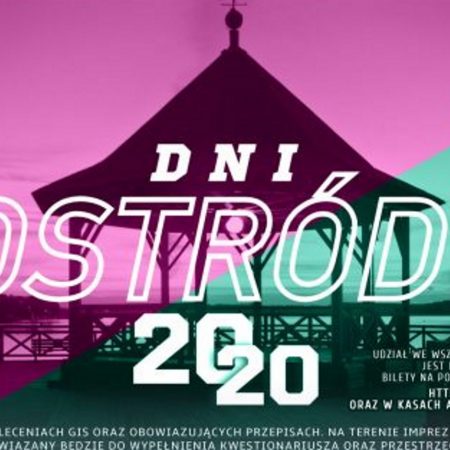 Plakat zapraszający w dniach 24-26 lipca 2020 r. do Ostródy na imprezy Dni Ostródy 2020. Tło plakatu to kontury mola w Ostródzie na tle zmieniających się kolorów - różowym i zielonym. Na plakacie informacje o koncercie.   