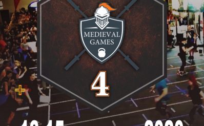 Plakat graficzny zapraszający do Rynu na 4.edycję zawodów organizowanych przez Hotel Zamek Ryn Medieval Games 2020 największych zawodów crossfit w Polsce. Na plakacie znajduje się grafika tarczy rycerskiej z nawą zawodów, a tłem plakatu jest zdjęcie z zawodów w Rynie z poprzedniego roku.