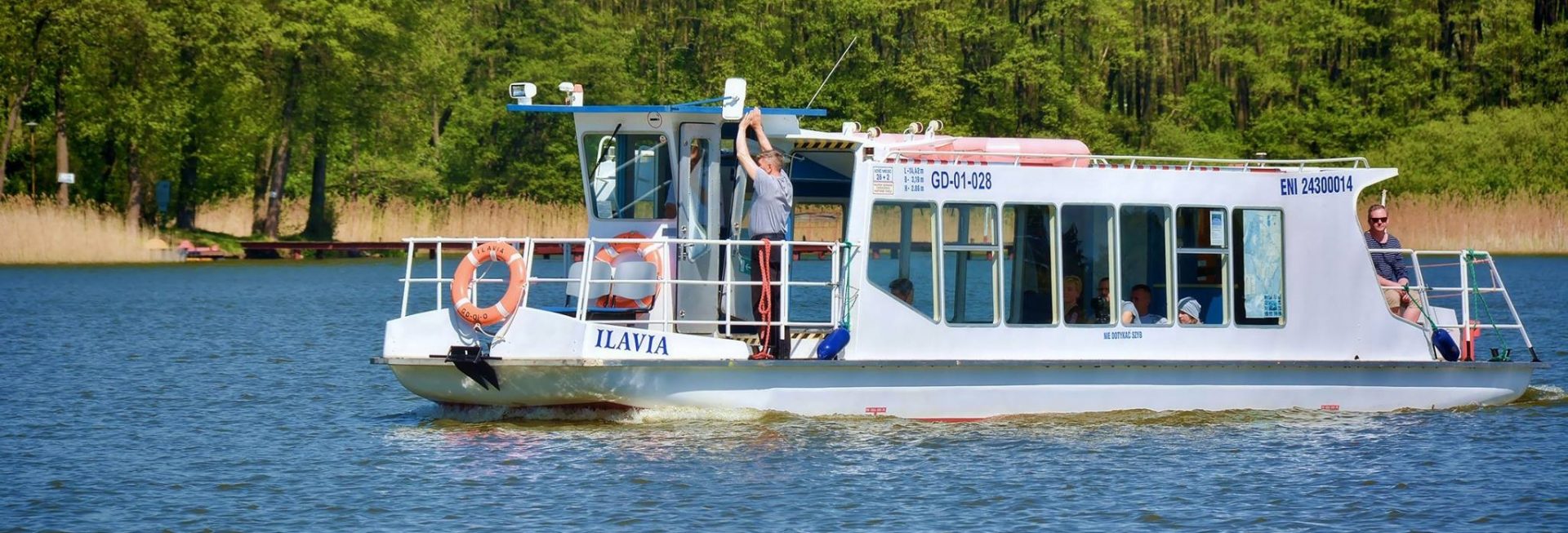 Statek Ilavia z Iławy pływający po jeziorze Jeziorak.   