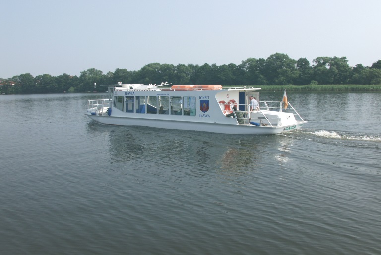 Statek Ilavia z Iławy pływający po jeziorze Jeziorak.   