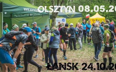 Plakat zapraszający na II Jesienny Ultramaraton Warmiński WARNELAND ŁAŃSK 2020. Na zdjęciu stojący uczestnicy biegu przy namiotach organizatorów, podczas spożywania posiłków.