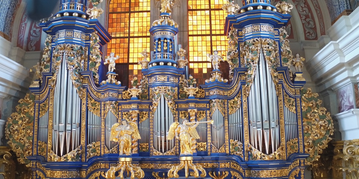 Zdjęcie przedstawia organy w Sanktuarium Matki Bożej w Św. Lipce. 