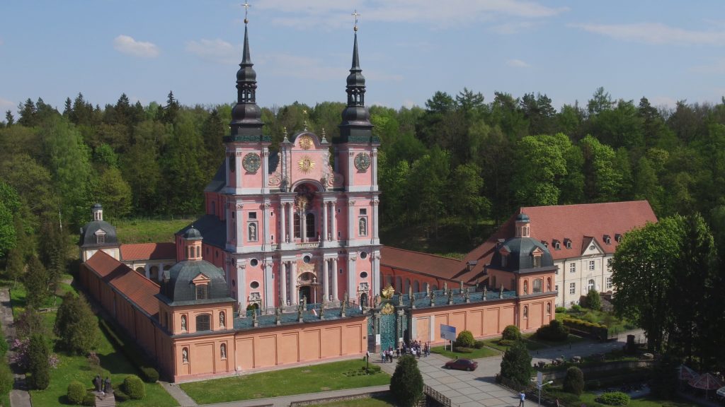 Zdjęcie z lotu ptaka panoramy Sanktuarium Matki Bożej w Św. Lipce.