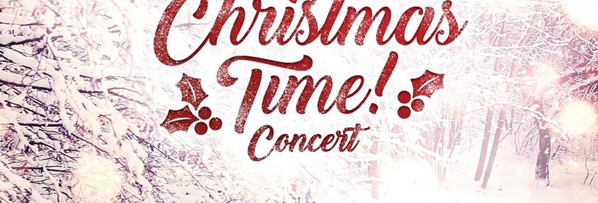 Plakat graficzny zapraszający na Koncert Christmas Time! - Concert Elbląg 2020. Plakat posiada tło oszronionego i zaśnieżonego lasu z napisem koloru czerwonego Christmas Time! - Concert.   