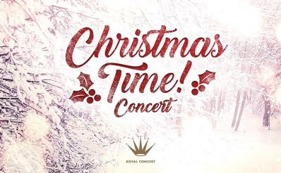 Plakat graficzny zapraszający na Koncert Christmas Time! - Concert Elbląg 2020. Plakat posiada tło oszronionego i zaśnieżonego lasu z napisem koloru czerwonego Christmas Time! - Concert.