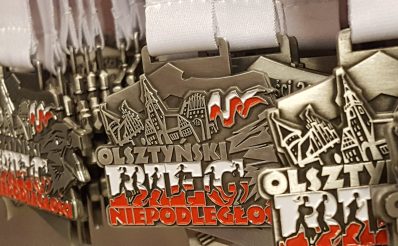 Zdjęcie przedstawia medale Olsztyńskiego Biegu Niepodległości - Olsztyn 2020.