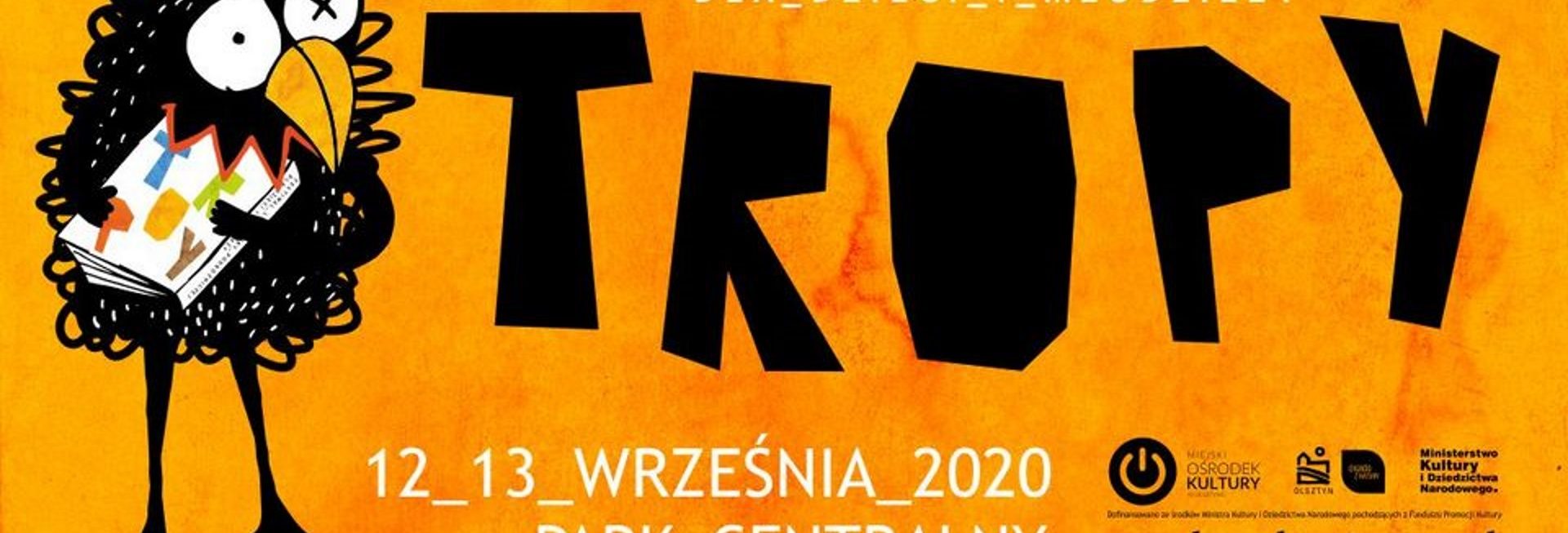 Plakat graficzny zapraszający na Festiwal Literatury Podróżniczej dla dzieci i młodzieży - Olsztyn 2020. Plakat o żółtym tle z informacją o programie festiwalu. Po lewej stronie plakatu grafika ptak kruk.  