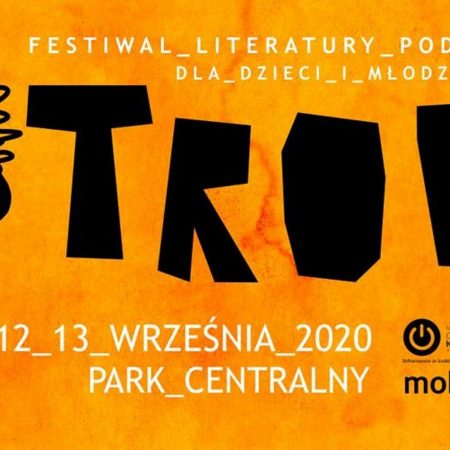 Plakat graficzny zapraszający na Festiwal Literatury Podróżniczej dla dzieci i młodzieży - Olsztyn 2020. Plakat o żółtym tle z informacją o programie festiwalu. Po lewej stronie plakatu grafika ptak kruk.  
