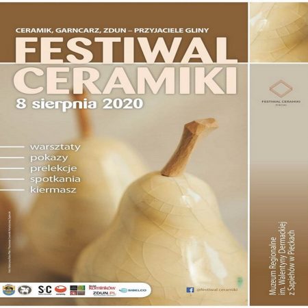 Plakat zapraszający do Piecek na "Festiwal ceramiki" - Piecki 2020. Na plakacie wykonana z ceramiki gruszka. Na plakacie informacje tekstowe zapraszające na festiwal.  