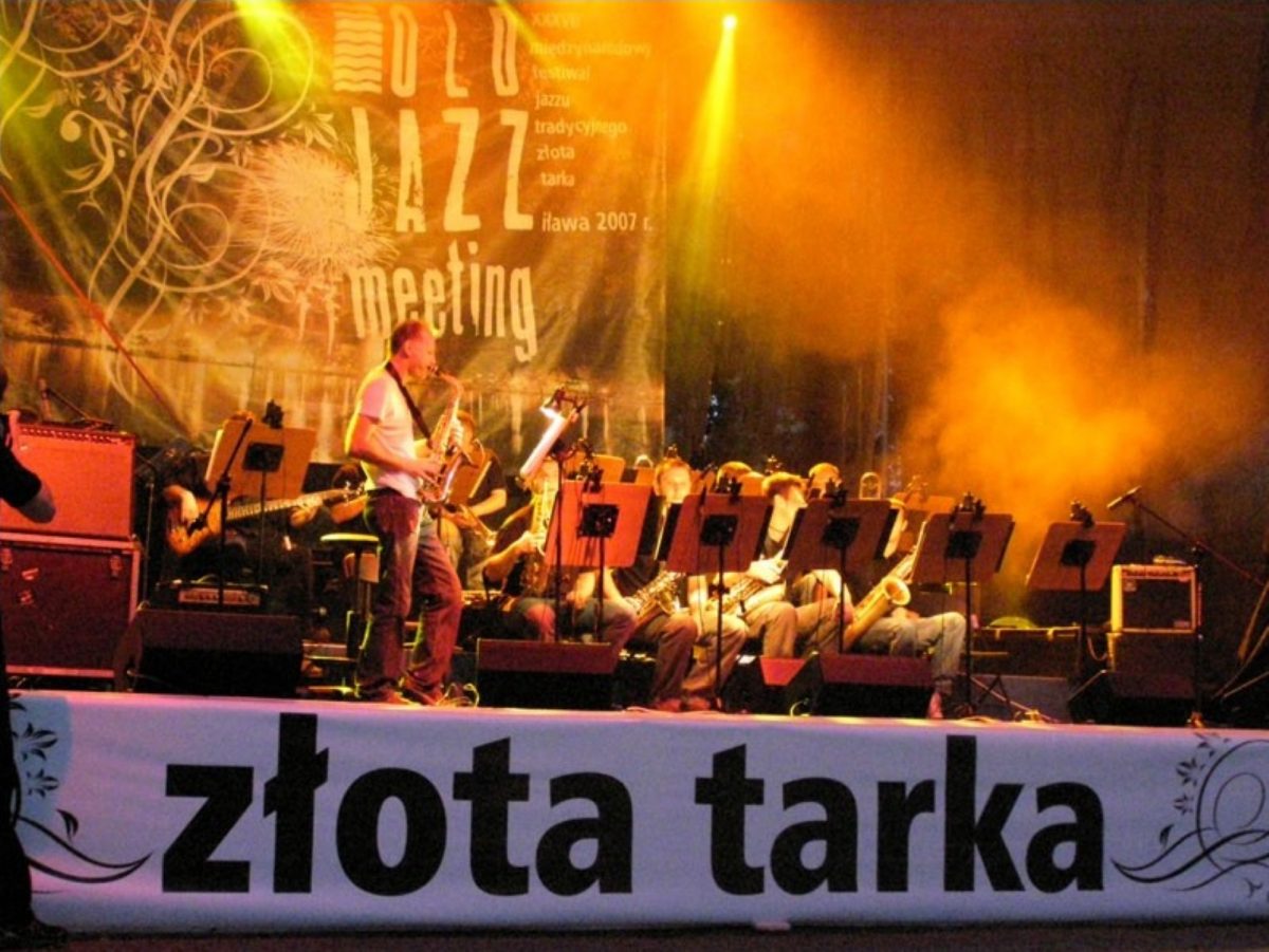 Plakat zapraszający na Międzynarodowy Festiwal Jazzu Tradycyjnego OLD Jazz Meeting "Złota Tarka" w Iławie.  