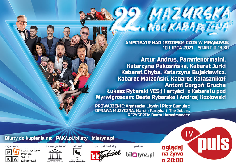 Zdjęcie - plakat przedstawiający wykonawców występujących w amfiteatrze w Mrągowie. Kolor plakatu niebieski. Na plakacie napis zapraszający na Mazurską Noc Kabaretową. 