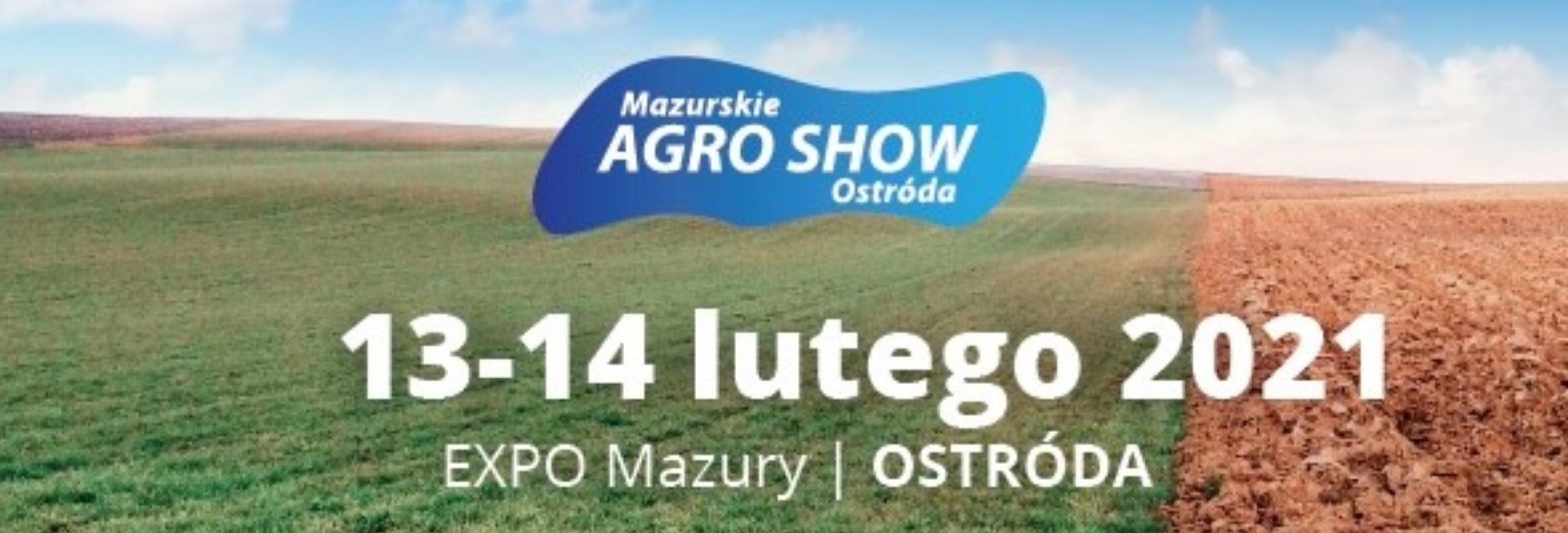 Plakat graficzny zapraszający do Ostródy na Mazurskie AGRO SHOW - Ostróda 2021. 2/3 plakatu to tło zielonej łąki. 1/3 plaktu prawa strona, to zaorane pole. Na plakacie napisy i data imprezy. 