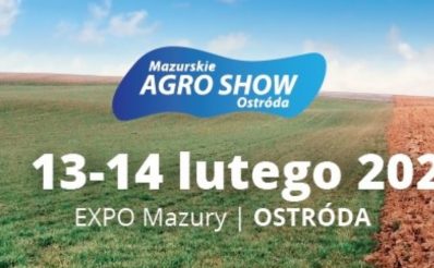 Plakat graficzny zapraszający do Ostródy na Mazurskie AGRO SHOW - Ostróda 2021. 2/3 plakatu to tło zielonej łąki. 1/3 plaktu prawa strona, to zaorane pole. Na plakacie napisy i data imprezy.
