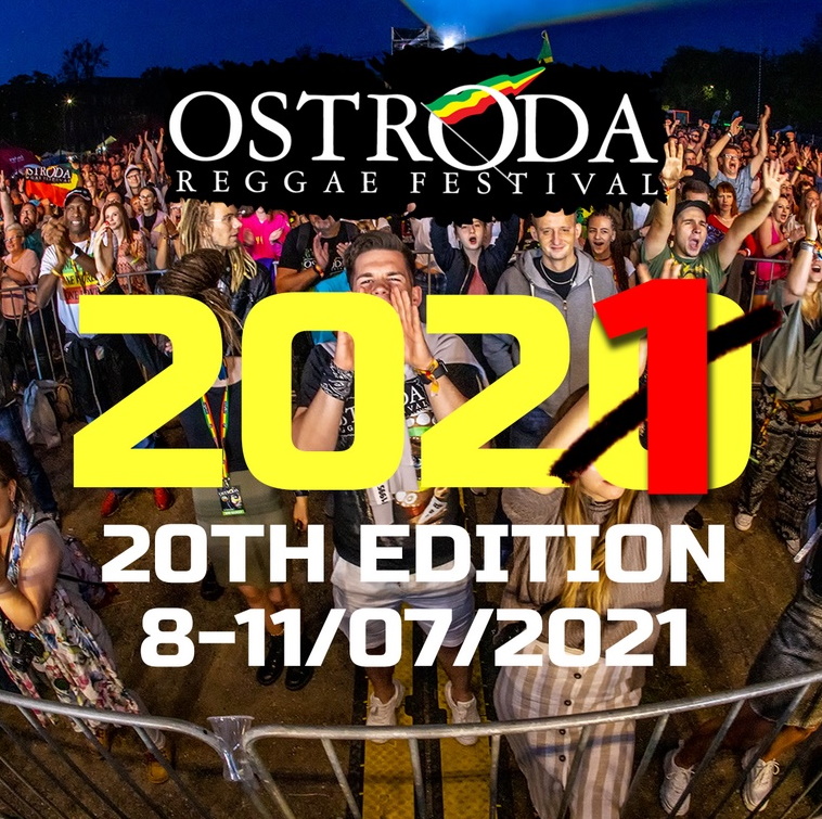 Plakat zapraszający do Ostródy na 20. edycję Ostróda Reggae Festival - Ostróda 2021. Tłem zdjęcia jest publiczność bawiąca się przy scenie podczas koncerty. Na plakacie poda jest data imprezy. 