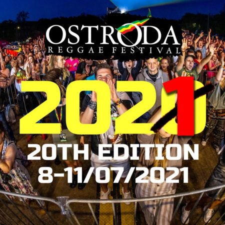 Plakat zapraszający do Ostródy na 20. edycję Ostróda Reggae Festival - Ostróda 2021. Tłem zdjęcia jest publiczność bawiąca się przy scenie podczas koncerty. Na plakacie poda jest data imprezy. 
