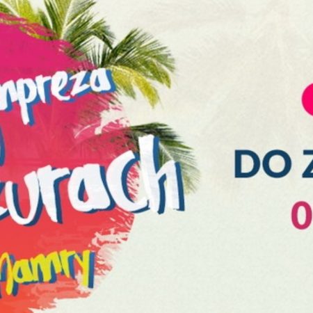 Plakat graficzny zapraszający do Węgorzewa na Mamry Music Festival Węgorzewo 2021. Na plakacie tekst i data koncertu. Po lewej stronie plakatu tło czerwone w kształcie kuli a na obrzeżach grafika zielonych palm.     