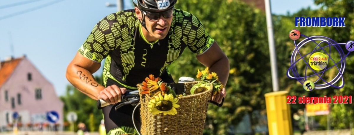 Zdjęcie zapraszające na cykliczne zawody Triathlon 2-4-8 Frombork 2021. Na zdjęciu zawodnik podczas zawodów jadący na rowerze. 