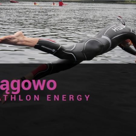 Zdjęcie zapraszające w sierpniu 2021 r. do Mrągowa na cykliczną imprezę Triathlon Energy Mrągowo 2021. Na zdjęciu zawodnik skaczący do wody podczas startu w zawodach.