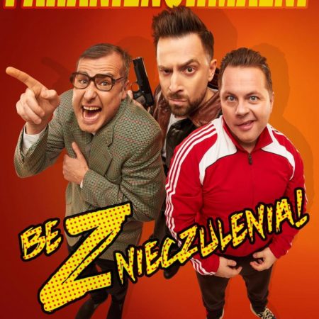 Plakat zapraszający do Braniewa na występ Kabaretu Paranienormalni "Bez znieczulenia" 2021. Na zdjęciu widzimy trzech artystów z kabaretu w różnych pozach satyrycznych.     