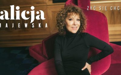 Plakat zapraszający do Olsztyna na koncert Alicji Majewskiej "Żyć się chce" - Olsztyn 2021. Na zdjęciu piosenkarka siedząca na czerwonym fotelu.