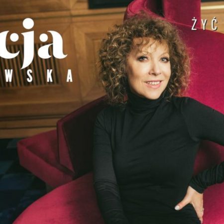 Plakat zapraszający do Olsztyna na koncert Alicji Majewskiej "Żyć się chce" - Olsztyn 2021. Na zdjęciu piosenkarka siedząca na czerwonym fotelu.