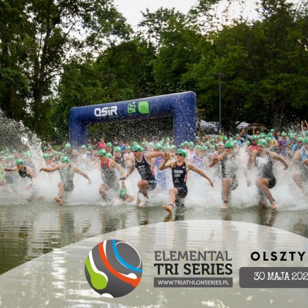 Zdjęcie zapraszające do Olsztyna na zawody Triathlon Elemental Tri Series Olsztyn - 2021. Na zdjęciu widzimy start zawodników nad jeziorem Ukiel, którzy rozpoczynają rywalizację od pływania.  