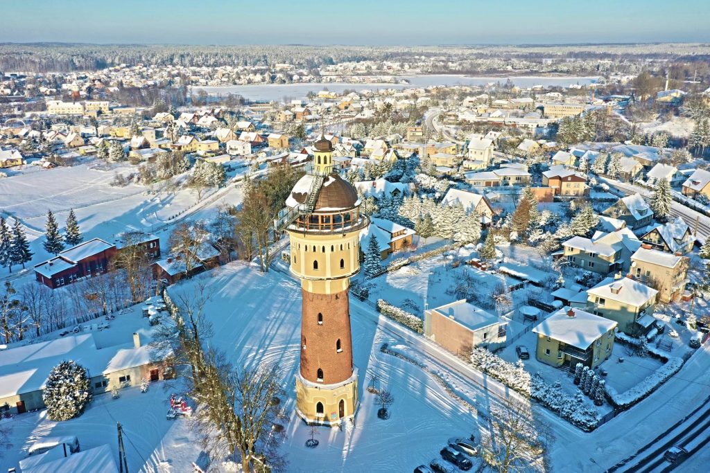 Panorama miasta Gołdap zimą. Na zdjęciu wieża ciśnień w Gołdapi i dalsza panorama miasta.     