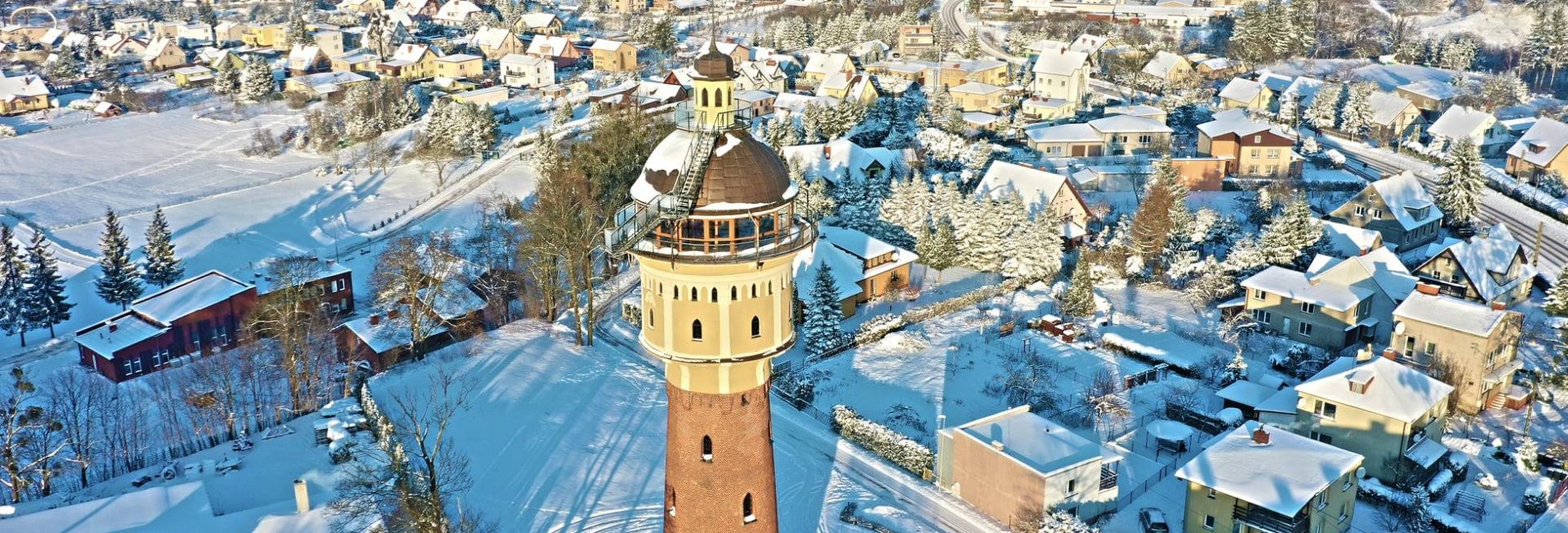 Panorama miasta Gołdap zimą. Na zdjęciu wieża ciśnień w Gołdapi i dalsza panorama miasta.     