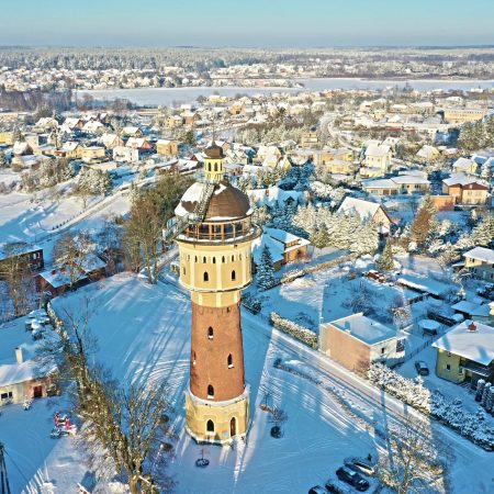 Panorama miasta Gołdap zimą. Na zdjęciu wieża ciśnień w Gołdapi i dalsza panorama miasta.     