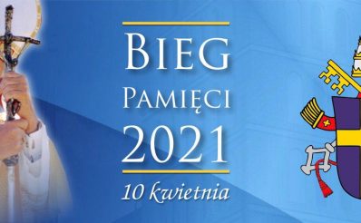 Plakat graficzny zapraszający do Braniewa na cykliczną imprezę biegową Bieg Pamięci - Braniewo 2021. Na plakacie zdjęcie Jana Pawłą II oraz herb Stolicy Apostolskiej.