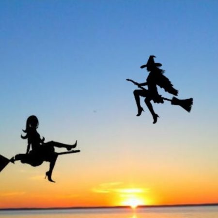 Plakat graficzny zapraszający do Fromborka na 6. edycję Fromborskiego Zlotu Czarownic - Frombork 2021. Na zdjęciu widzimy panoramę zachodzącego słońca, a na niebie dwie postacie czarownic latających na miotle.  