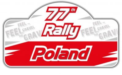 Plakat graficzny zapraszający do Mikołajek na 77. edycję Mazurskiego Rajdu Polski - Mikołajki 2021. Plakat jest logiem Rajdu. Tło plakatu biało czerwone a na nim napisy 77 Rally Poland.