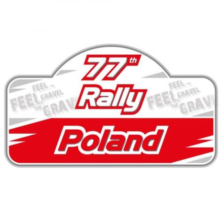 Plakat graficzny zapraszający do Mikołajek na 77. edycję Mazurskiego Rajdu Polski - Mikołajki 2021. Plakat jest logiem Rajdu. Tło plakatu biało czerwone a na nim napisy 77 Rally Poland. 